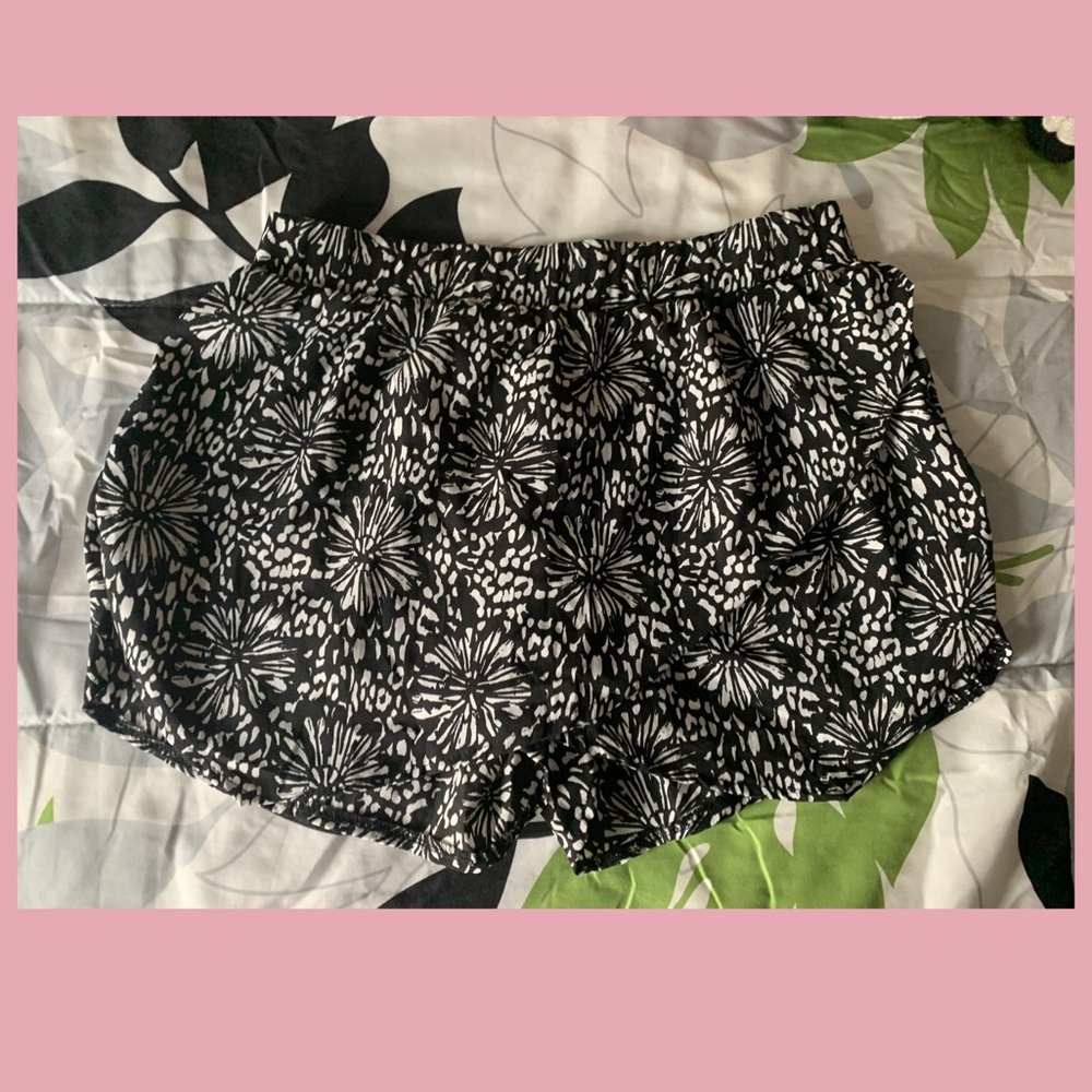 Black and white patterned skorts